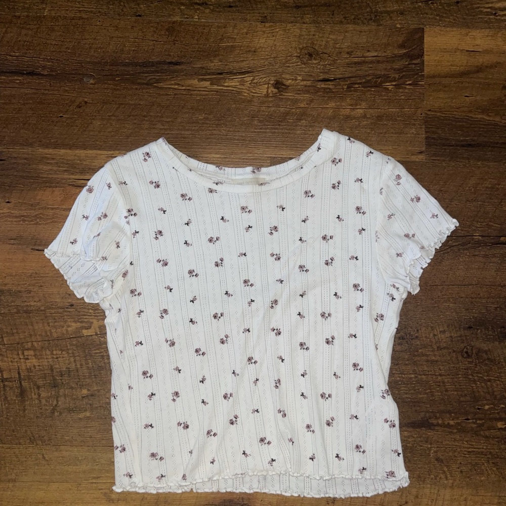 Cropped white shirt with flower pattern